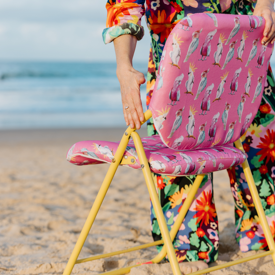 Outdoor folding chairs with ergonomic support